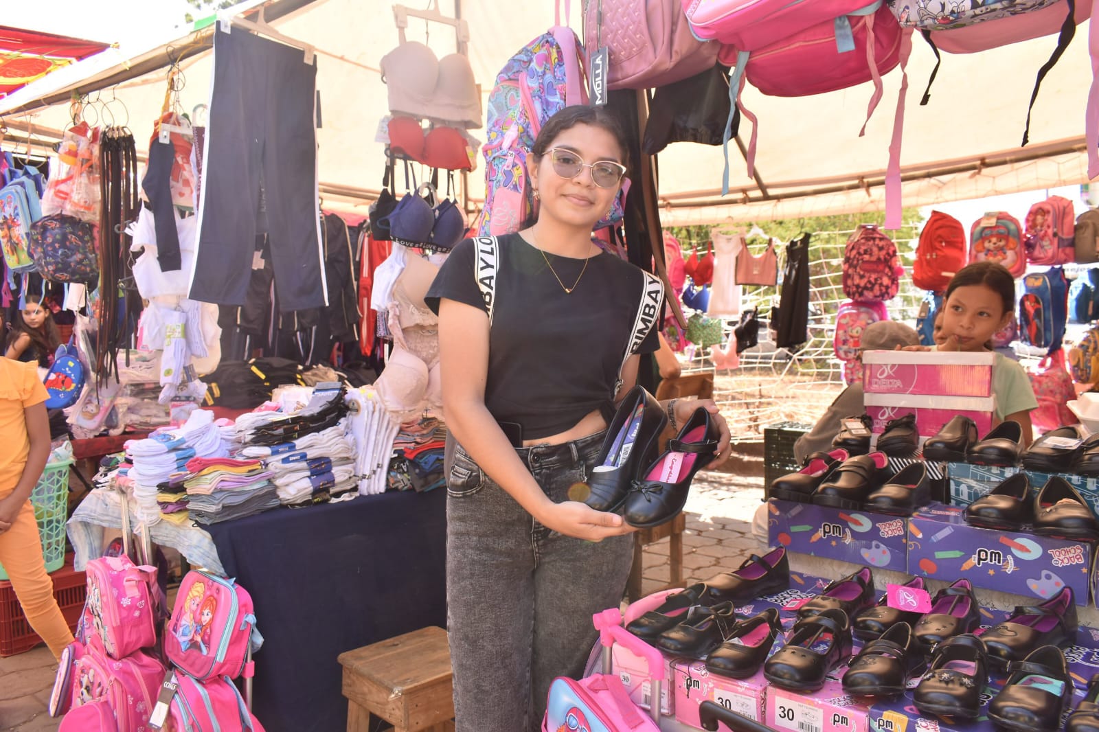 Todo listo para volver a clases: feria escolar del Iván Montenegro ofrece combos, descuentos y precios solidarios