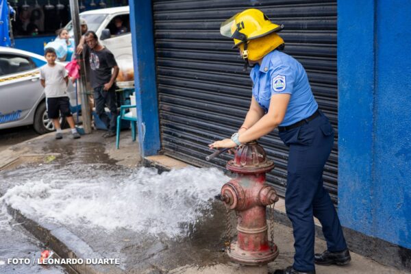 Bomberos Unidos supervisan hidrantes y sistemas eléctricos en el Mercado Oriental