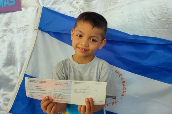La alegría está en la escuela: Niños y niñas de educación especial reciben bono presidencial