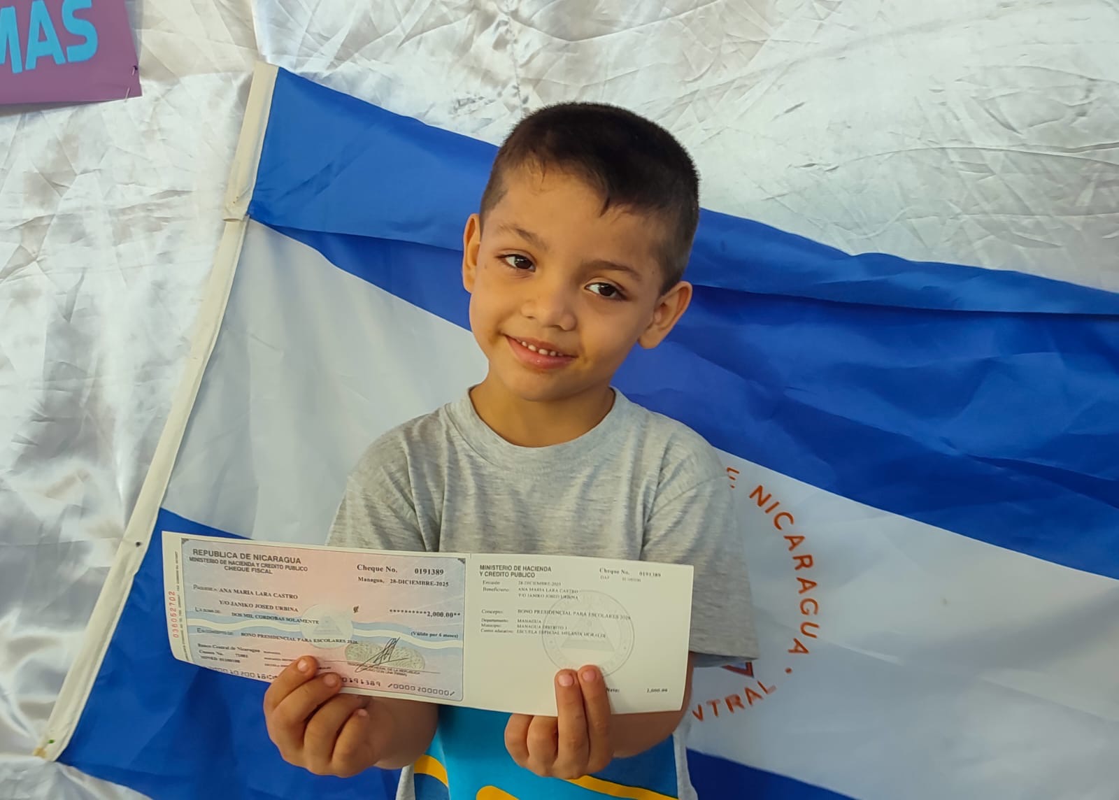 La alegría está en la escuela: Niños y niñas de educación especial reciben bono presidencial