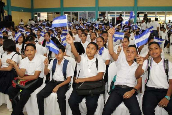 Con fiestas, música y piñatas, arranca el nuevo año escolar en todo el país