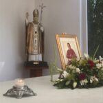 Cercanía, humildad y compromiso con la juventud: el legado vivo del Cardenal Miguel Obando en la universidad que hoy lleva su nombre