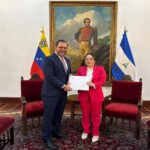 Embajadora de Nicaragua entrega Copias de Estilo en Venezuela y fortalece la cooperación y solidaridad bilateral