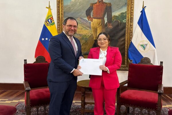Embajadora de Nicaragua entrega Copias de Estilo en Venezuela y fortalece la cooperación y solidaridad bilateral