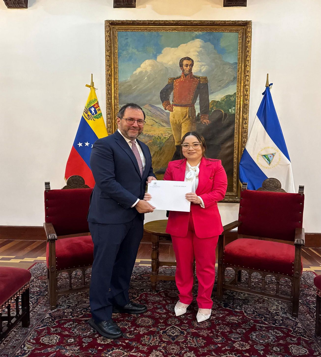 Embajadora de Nicaragua entrega Copias de Estilo en Venezuela y fortalece la cooperación y solidaridad bilateral