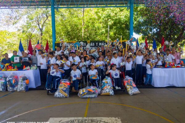 Material deportivo llega a 25 escuelas especiales del país