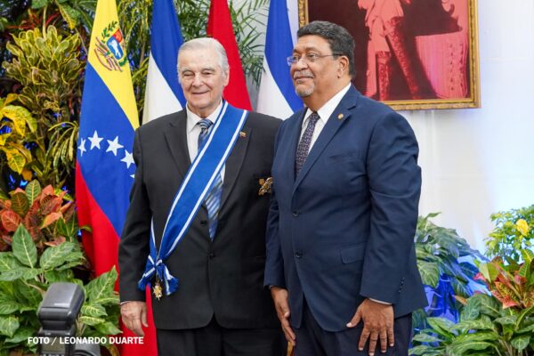 Embajador de Venezuela recibe la Orden José de Marcoleta al concluir su misión diplomática en Nicaragua