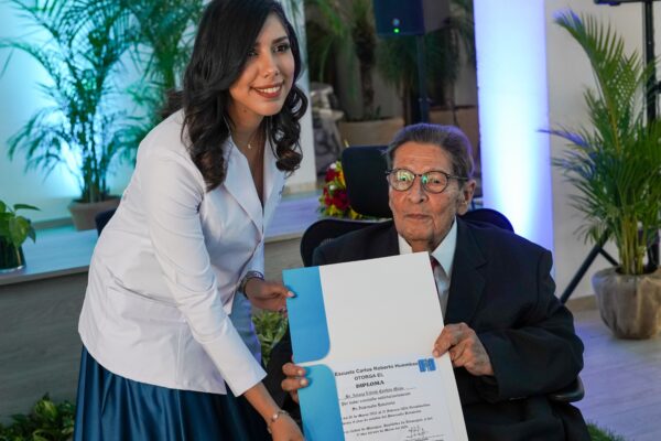 Fuerza femenina destaca en graduación de 57 médicos en Managua