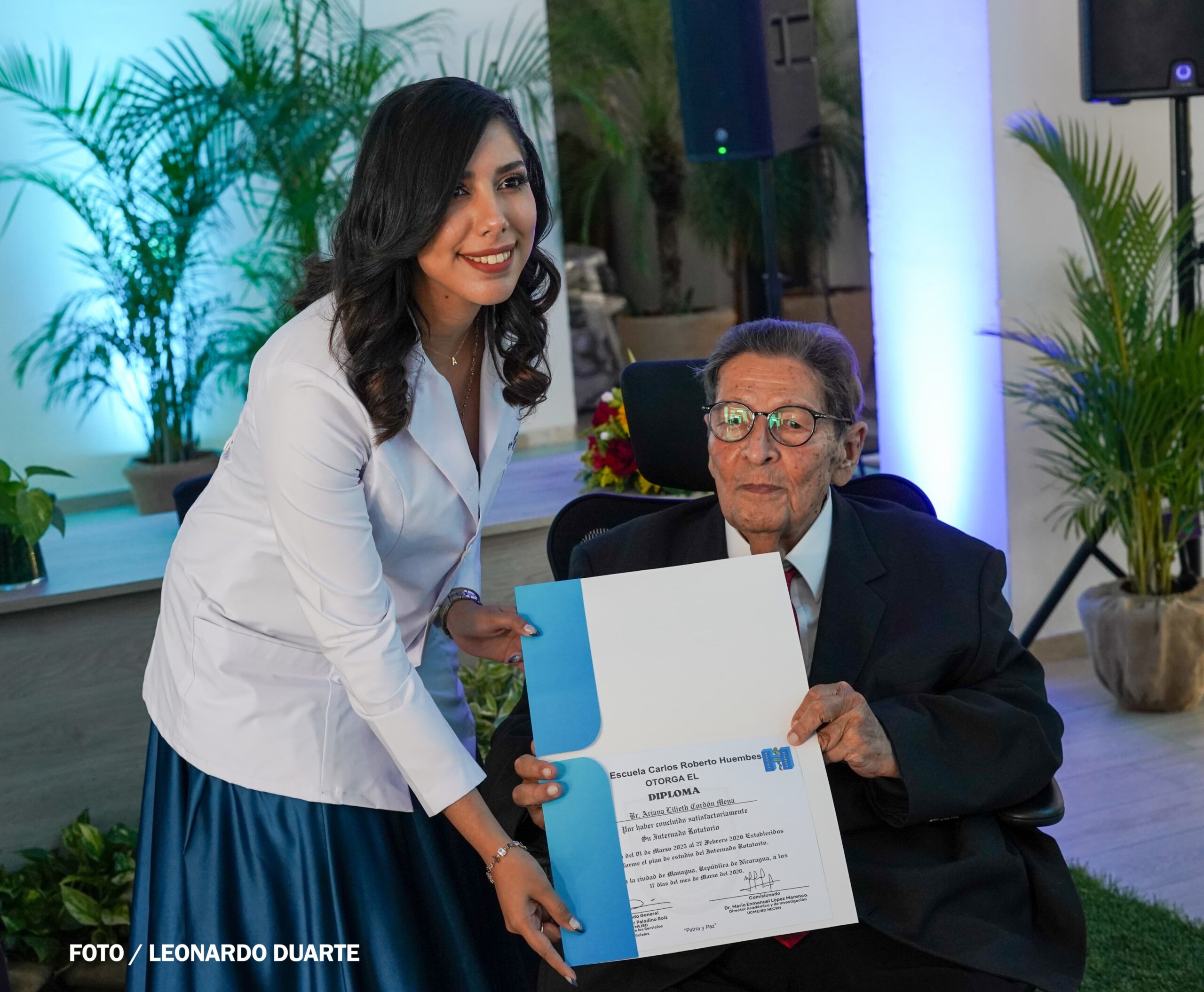 Fuerza femenina destaca en graduación de 57 médicos en Managua