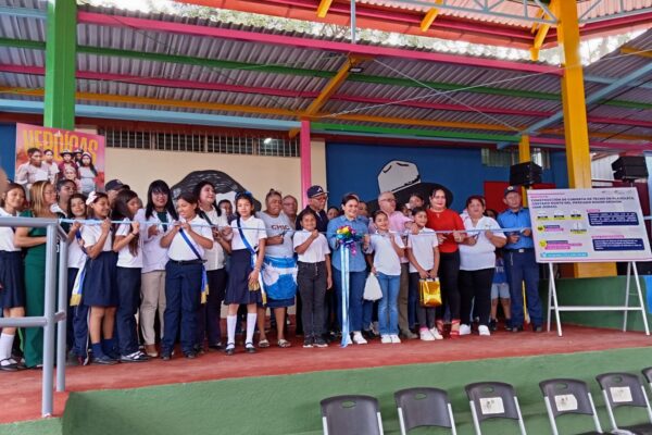 Del sol y la lluvia a un nuevo techo: así cambia la plazoleta del mercado Roger Deshon