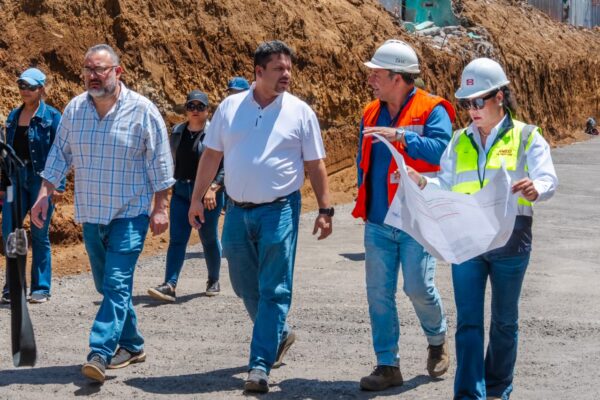 Avanzan obras de drenaje y saneamiento en la Pista Héroes de la Insurrección