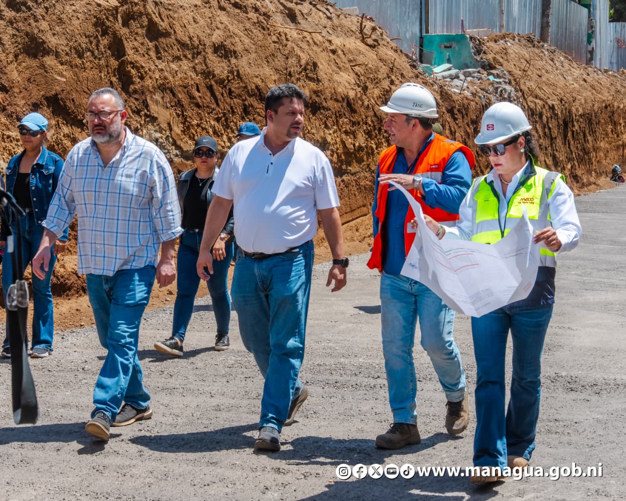 Avanzan obras de drenaje y saneamiento en la Pista Héroes de la Insurrección
