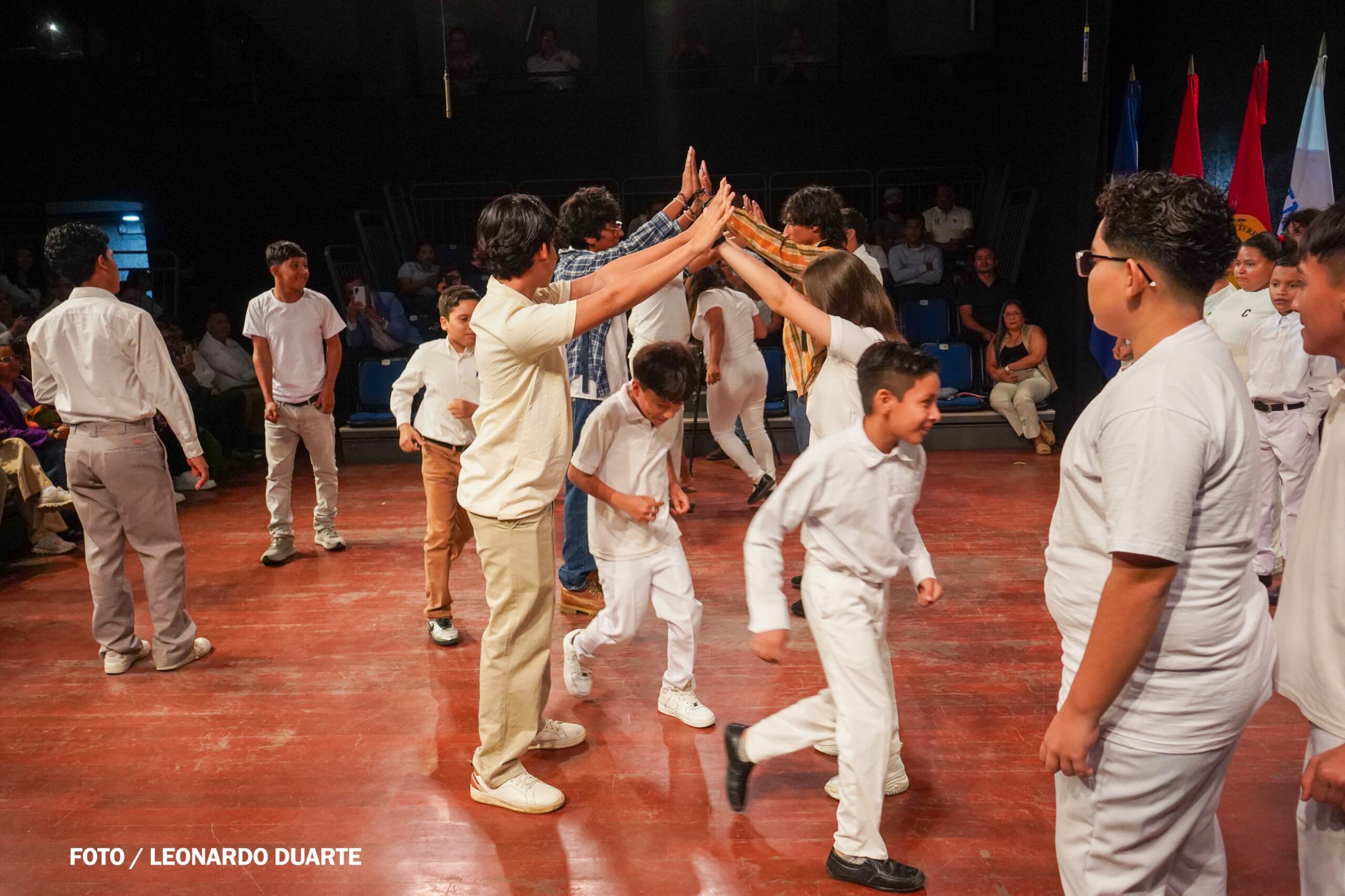 Abril se vive con arte: estudiantes promueven amor y paz