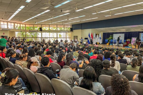 Más de 700 estudiantes participan en congreso de diseño, innovación y construcción