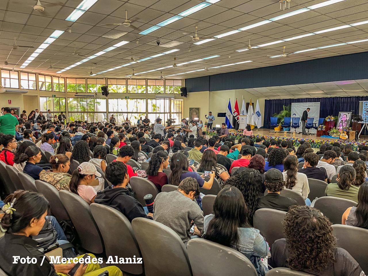 Más de 700 estudiantes participan en congreso de diseño, innovación y construcción