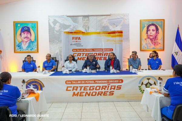 Capacitan a entrenadores para fortalecer el fútbol femenino en categorías menores