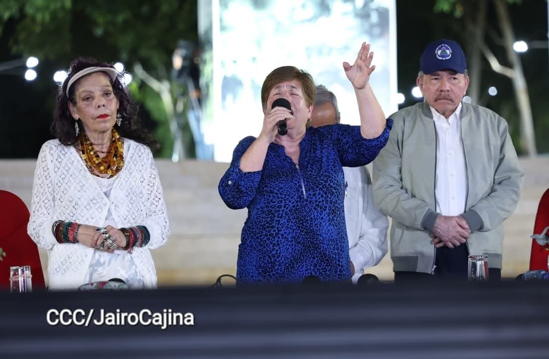 Pastora Doris Avyla ora por la paz de Nicaragua en el Acto Central de Abril, Mes de la Paz