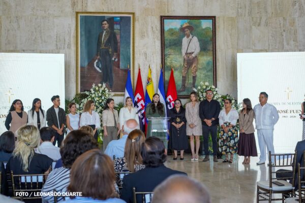 Rinden homenaje a Fernando Fuentes con la Orden de la Independencia Cultural Rubén Darío