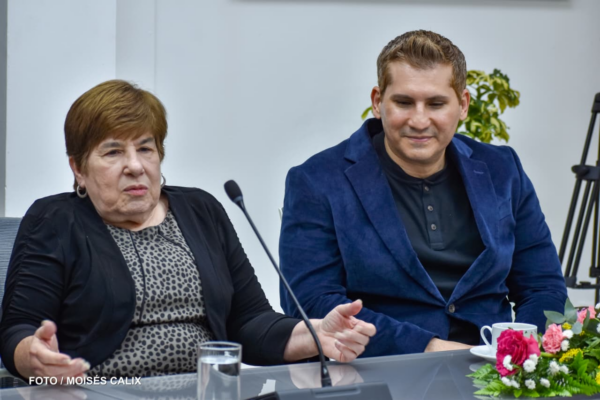 Familia del pastor Yiye Ávila sostiene encuentro en la Asamblea Nacional