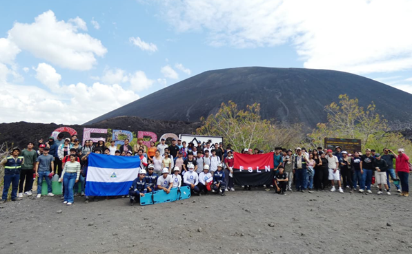 León celebra la Paz con senderismo juvenil en el Volcán Cerro Negro