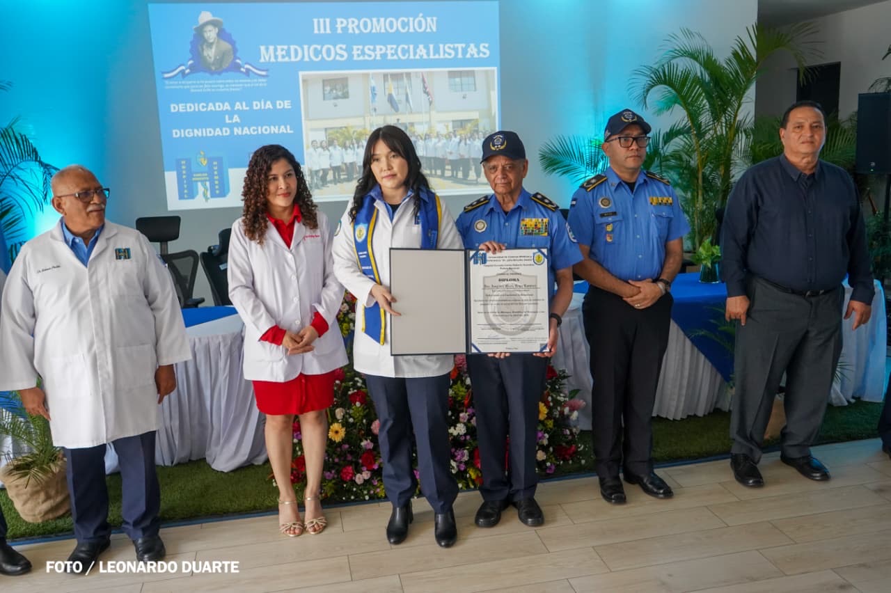 Graduación de médicos especialistas destaca compromiso y vocación humanista
