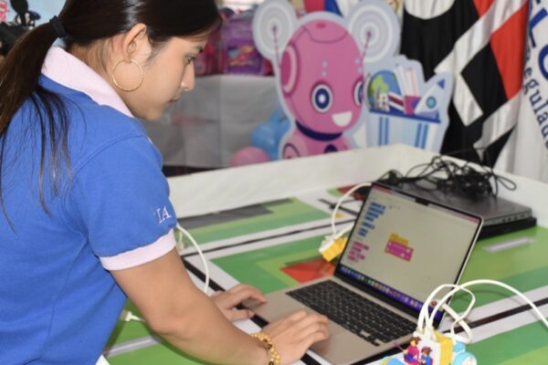 Creatividad e Innovación: Niñas Destacan en Taller de Robótica de TELCOR