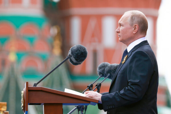 «Nuestra causa es justa»: Discurso COMPLETO de Putin con motivo del Día de la Victoria