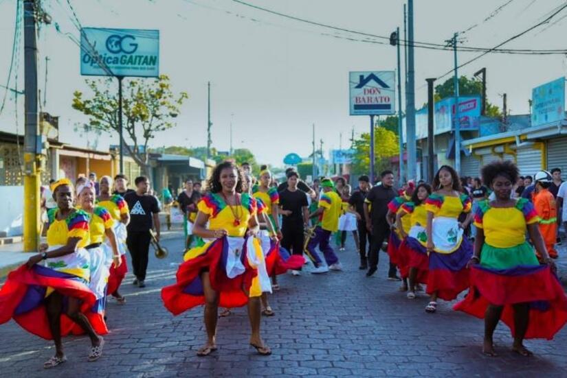 Intercambio cultural acerca a las familias a las festividades de Mayo Ya