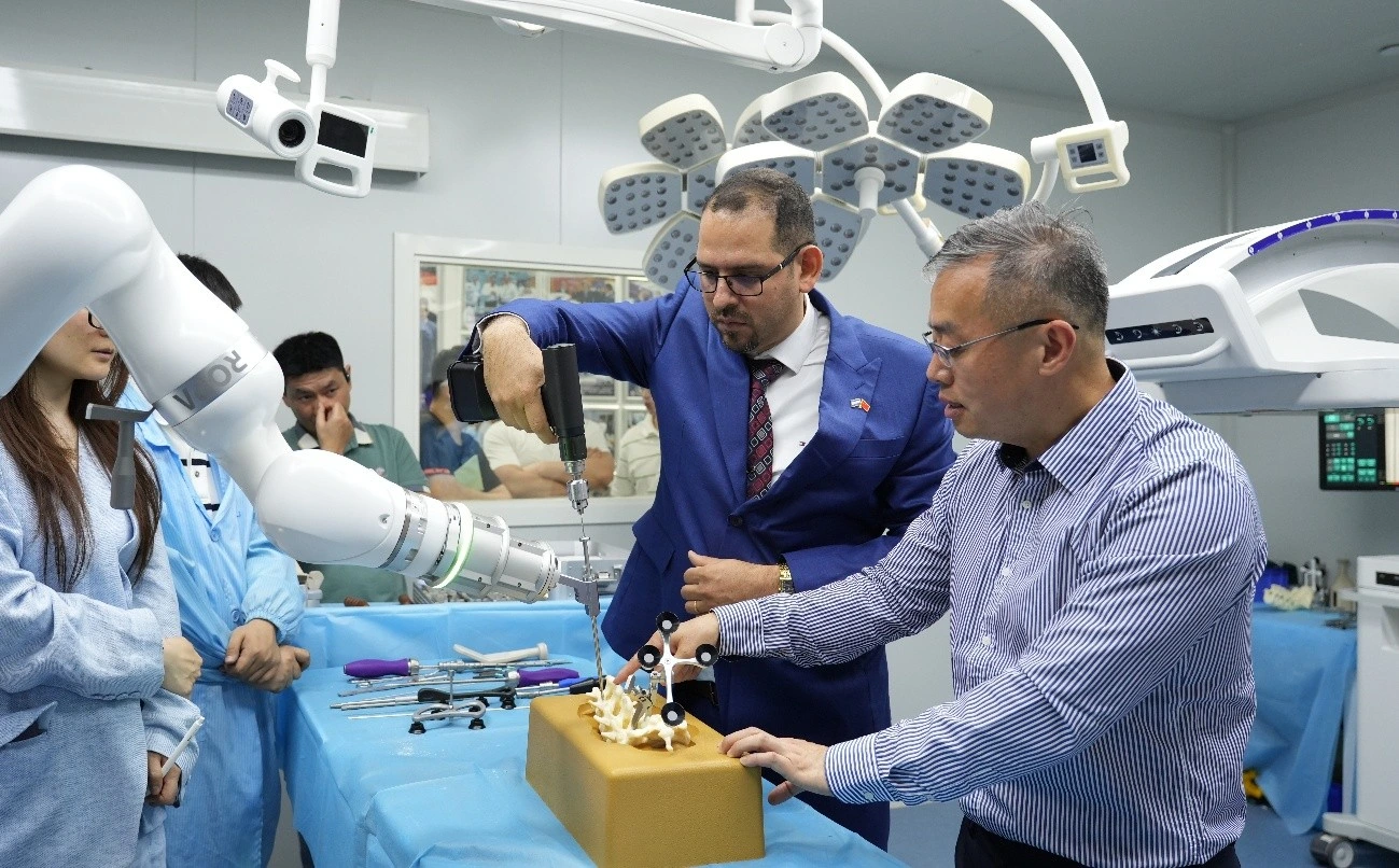 Médicos Ortopedistas del MINSA se capacitan en China en Robótica e Inteligencia Artificial