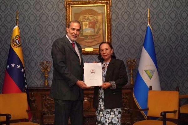 Embajadora Daysi Torres presenta Copias de Estilo ante el Gobierno de Venezuela