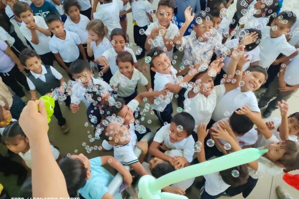 Carlos Fonseca vive en las sonrisas de una nueva generación de niños