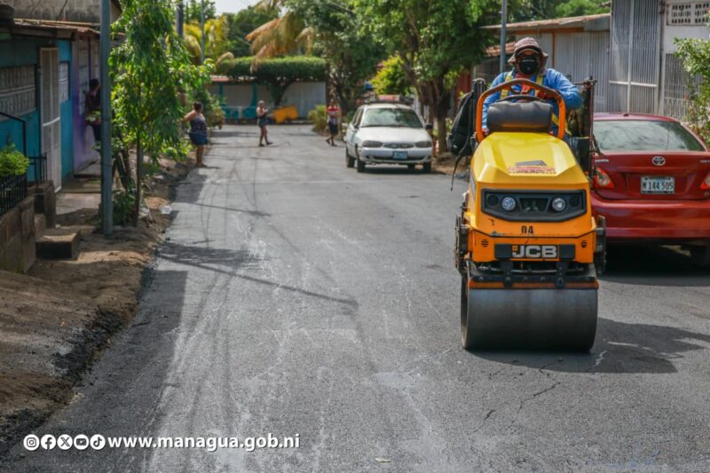El programa Calles para el Pueblo avanza en Laureles Norte con el mejoramiento de 3.5 cuadras de revestimiento asfáltico, beneficiando directamente a cientos de familias y fortaleciendo la conectividad vial.