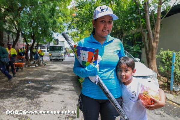Madres de familia lideran recuperación de espacio afectado por la basura en el barrio Unidad de Propósito