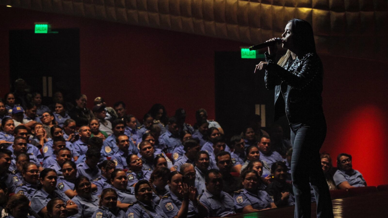 Familias nicaragüenses disfrutan de un homenaje sinfónico a los Beatles en el Teatro Nacional Rubén Darío