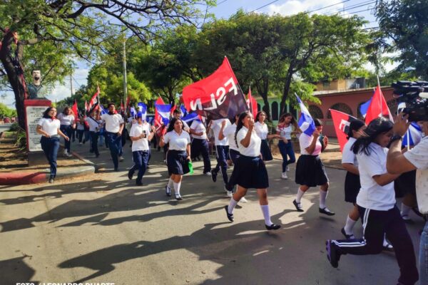Estudiantes de secundaria reafirman su compromiso con el legado de los Héroes y Mártires de la Colina 110
