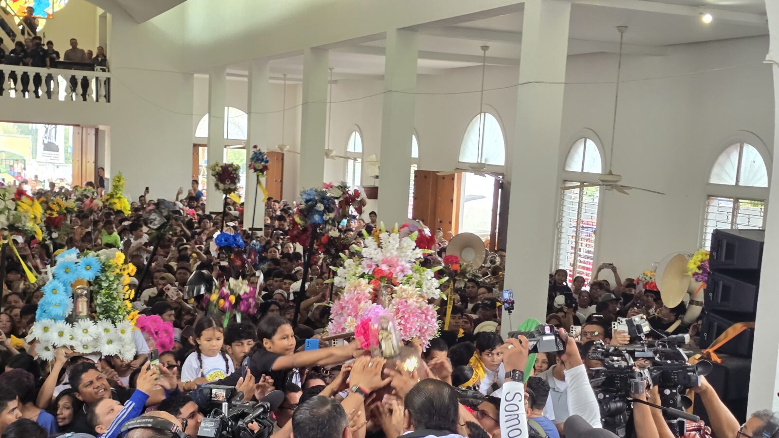 Miles de promesantes participan en la bajada de Santo Domingo de Guzmán en Las Sierritas