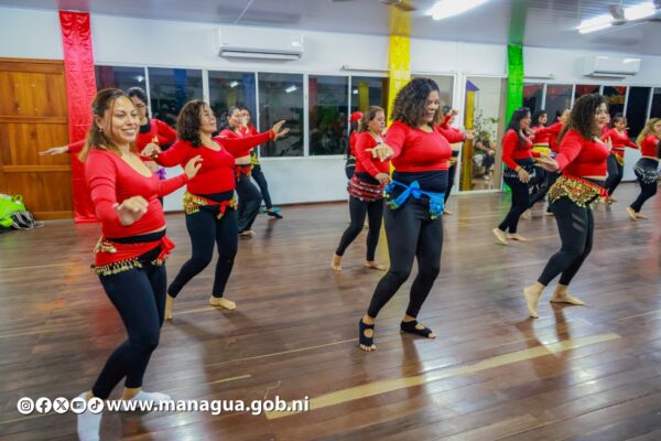 La cultura y el talento femenino brillan en master class de belly dance en Managua