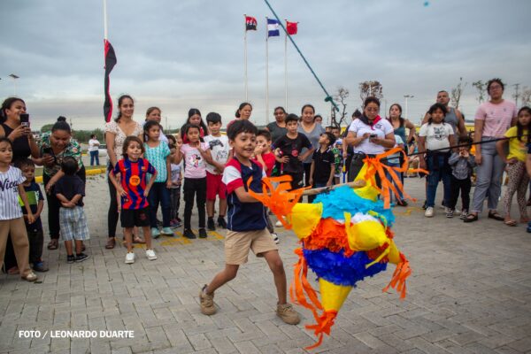 Niños y niñas celebran el Día de la Alegría con piñatas en barrios de Managua
