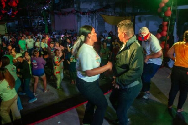 Familias de Managua celebran con vigilias la víspera del 47 aniversario de la Revolución