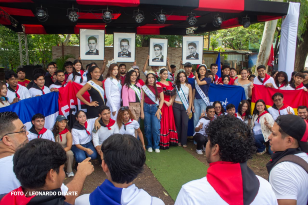 Juventud estudiantil conmemora el Día Nacional del Estudiante con entrega floral a héroes estudiantiles