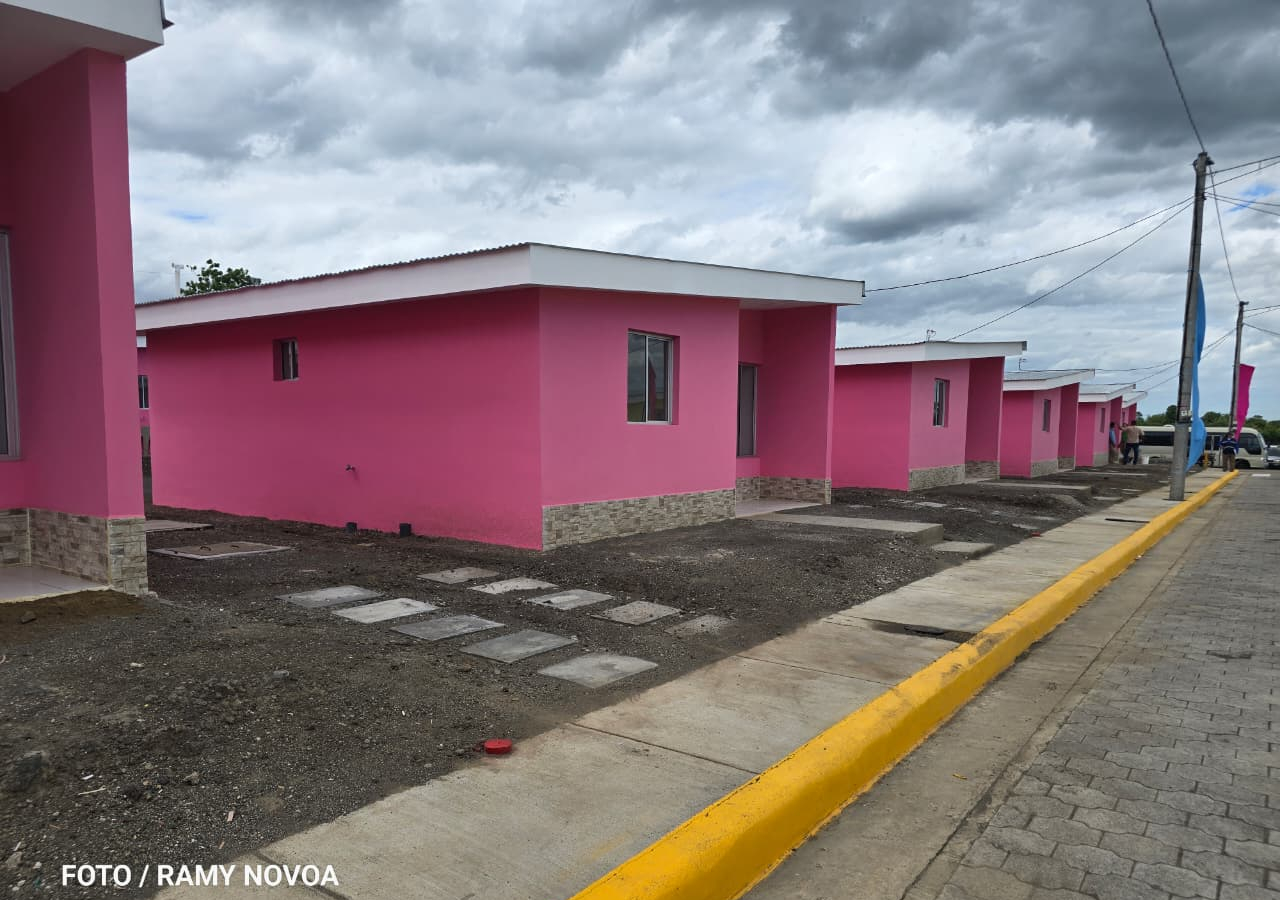 75 familias de Chinandega reciben las llaves de su vivienda y hacen realidad el sueño de un hogar propio