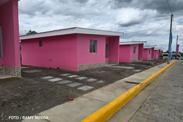75 familias de Chinandega reciben las llaves de su vivienda y hacen realidad el sueño de un hogar propio