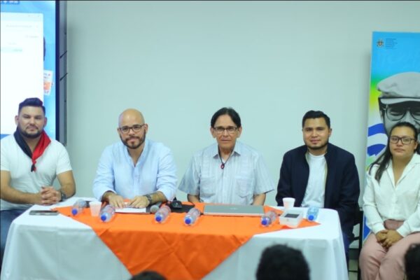 Jaime con Estudiantes Universidades Pueblo Presidente