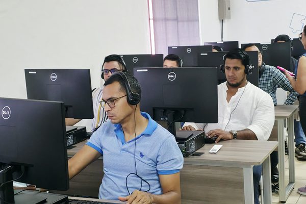 Mentores evalúan proyectos que buscan llegar al Festival Tecnológico Hackathon Nicaragua