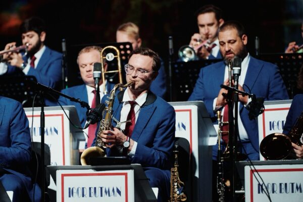 Joven bajista nicaragüense destaca en la Orquesta Juvenil Mundial de Jazz en Ekaterimburgo, Rusia