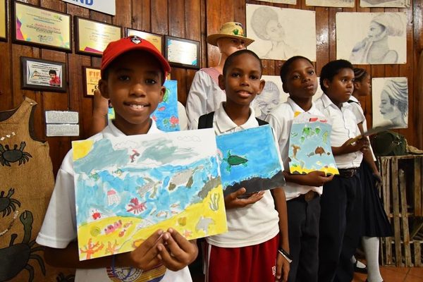 Niñez de Corn Island promueve la protección de las tortugas marinas a través de la pintura