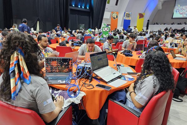 Juventud nicaragüense lleva sus ideas al Hackathon Nicaragua 2026