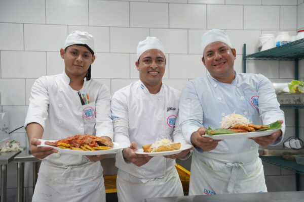 Estudiantes de gastronomía celebran el Día Mundial de la Alimentación con platillos tradicionales nicaragüenses