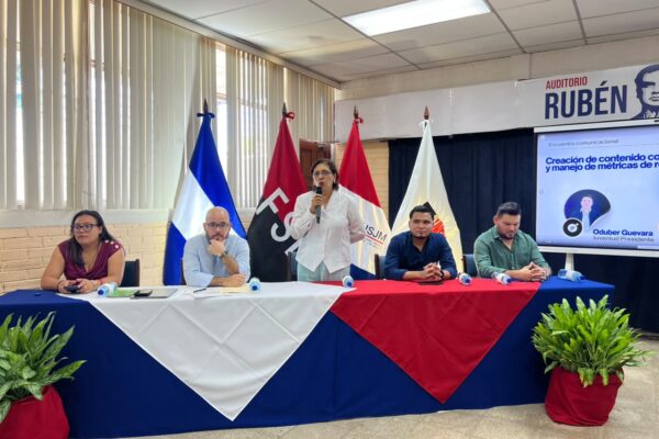 Comunicadores Sandinistas comparten experiencias sobre el uso de la IA con estudiantes