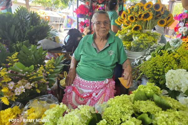 Comerciantes se alistan para recibir a las familias en el Día de los Difuntos